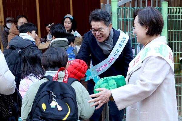 ▲ 성동구의 한 초등학교에서 정원오 성동구청장(가운데)이 학생들과 소통하고 있는 모습.