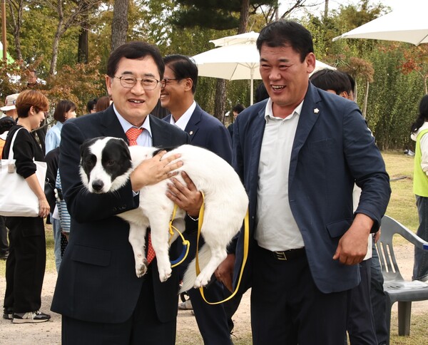 ▲ 주낙영 경주시장이 반려동물 행사 현장에서 반려견을 안고 시민들과 소통하고 있다.