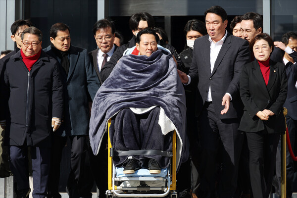 ▲ 병원으로 이송되는 장동혁 대표. /뉴시스