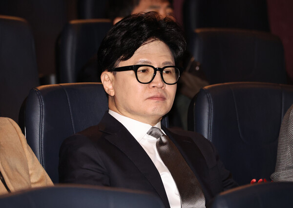 ▲ 한동훈 전 국민의힘 대표가 28일 서울 영등포구 한 영화관에서 '잊혀진 대통령: 김영삼의 개혁시대' 영화 상영 시작을 기다리고 있다. /뉴시스