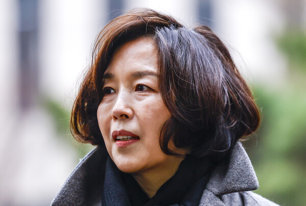 ▲ 공천 헌금 의혹을 받는 김경 서울시의원이 18일 서울 마포구 공공범죄수사대에서 경찰 조사를 받기위해 출석하며 취재진 질문에 답하고 있다. /뉴시스