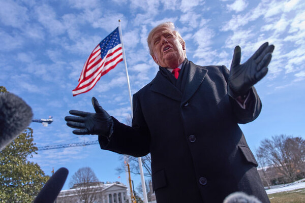 ▲ 도널드 트럼프 대통령이 마린원 헬기 탑승에 앞서 취재진 질문에 답변하고 있다. /뉴시스