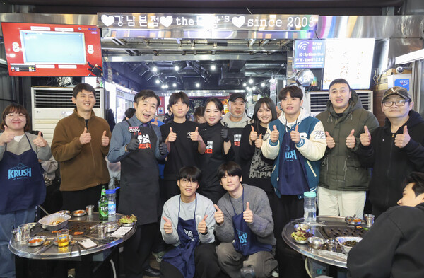 ▲ 28일 ‘2026 케미스트릿 강남역 푸드위크’에서 전성수 서초구청장(뒷줄 왼쪽에서 세번째)과 정지선 셰프(뒷줄 왼쪽에서 다섯번째)가 손님들과 함께 기념사진을 찍고 있다.