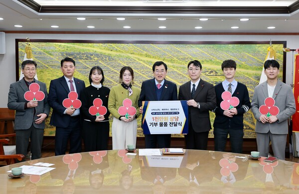 ▲ 주낙영 경주시장과 금리단길 F&B 팝업스토어 참여 기업 관계자들이 28일 시청 대외협력실에서 운영 성과를 지역사회에 환원하는 기부 물품 전달식을 갖고 기념촬영을 하고 있다