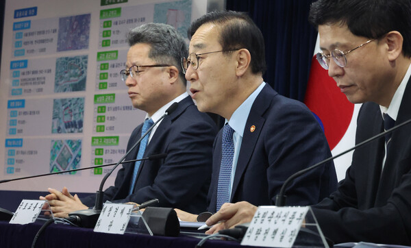 ▲ 김윤덕 국토교통부 장관이 29일 오전 서울 종로구 정부서울청사에서 주택공급촉진 국토부 주관 합동브리핑을 하고 있다. /뉴시스