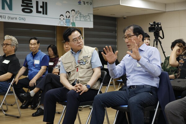 ▲ 진교훈 강서구청장(가운데)이 주민자치 프로그램에 참여해 민원을 직접 청취하고 있다.