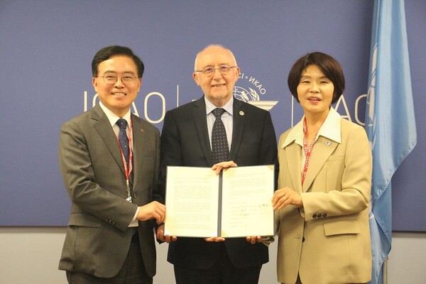 ▲ 진교훈 강서구청장(왼쪽)과 한정애 의원(오른쪽)이 ICAO 본부 의장 회의실에서 살바토레 샤키타노(가운데) 의장에게 서한문을 전달하고 있다.
