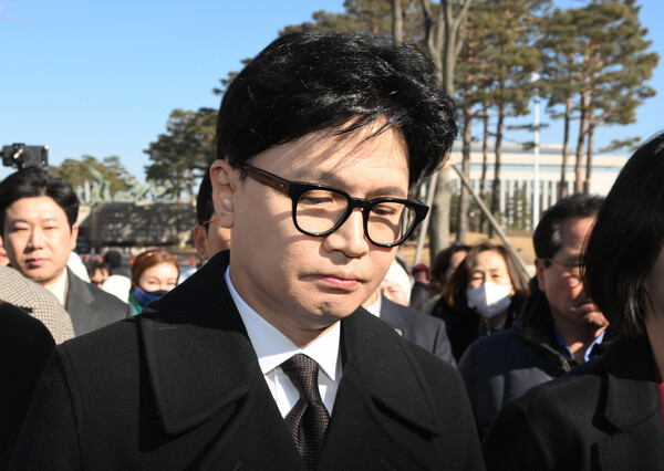 ▲ 한동훈 전 국민의힘 대표가 29일 서울 여의도 국회 소통관에서 국민의힘 지도부의 제명 결정에 관한 입장 발표를 마치고 밖으로 나서고 있다. /뉴시스