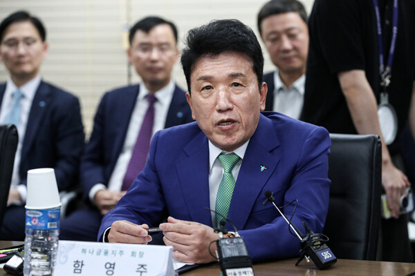 ▲ 지난 2024년 9월 24일 함영주 하나금융지주 회장이 서울 중구 은행회관에서 열린 중소기업 기후위기 대응 등의 지원을 위한 업무협약식에서 인사말하고 있다. /뉴시스