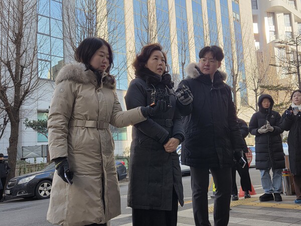 ▲ 더불어민주당 소속이던 강선우 의원에게 공천헌금 1억원을 건넨 혐의를 받는 김경 전 서울시의원이 29일 4차 조사를 위해 경찰에 출석하면서 말하고 있다. /뉴시스