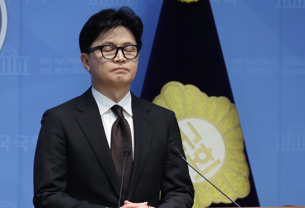 ▲ 한동훈 전 국민의힘 대표가 29일 오후 서울 여의도 국회 소통관에서 자신의 제명 결정에 대해 입장 발표를 하기 전 잠시 눈을 감고 생각에 잠겨있다. /뉴시스