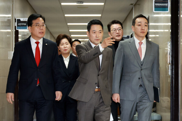 ▲ 최고위 회의실 향하는 국힘 지도부. /뉴시스