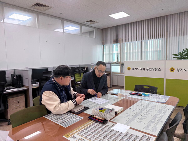 ▲ 용인시 대중교통과 이종환 버스노선팀장과 정담회 가지는 모습.