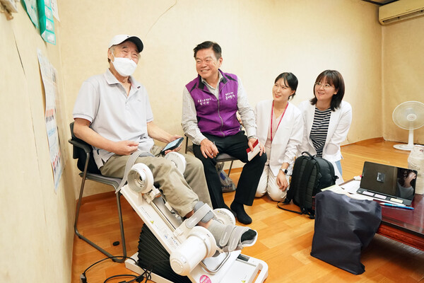 ▲ 방문 간호 사업에 동행한 이필형 동대문구청장.