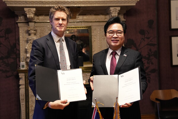 ▲ 박일하 동작구청장과 V&A 박물관 트리스트램 헌트 관장이 업무협약을 체결하고 기념촬영을 하고 있다.