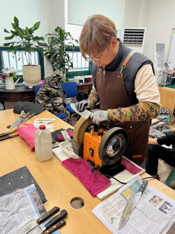▲ ‘찾아가는 칼갈이·우산수리 서비스’를 제공하고 있는 모습.