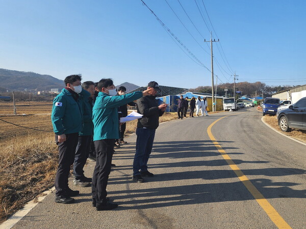 ▲ 현장 점검에 나선 박용철 군수와 군 관계자들.