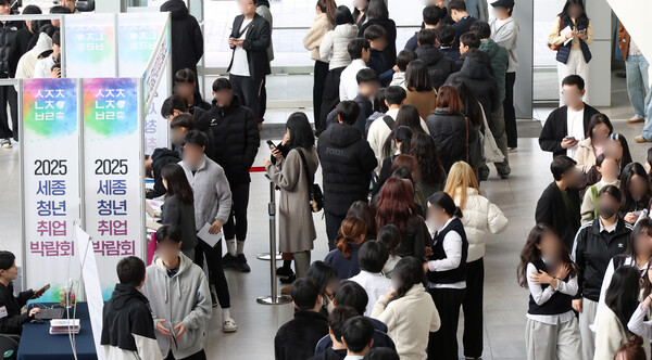 ▲ 2025 세종청년취업박람회에서 행사장 입장을 위해 구직자들이 줄지어 서 있다. /뉴시스