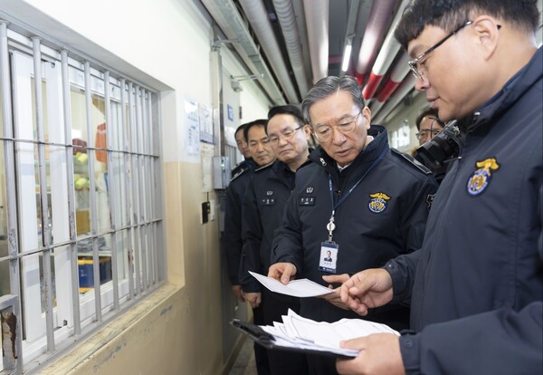 ▲ 정성호 법무부 장관은 지난달 29일 교정기관 정책 및 문제 해결을 모색하기 위해 화성직업훈련교도소에서 교정시설 현장 진단을 실시했다. (사진=법무부 제공)