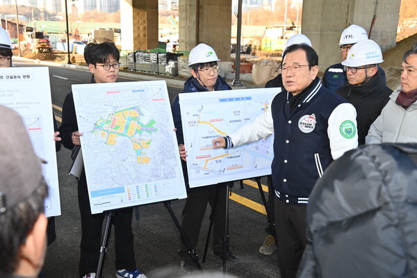 ▲ 이현재 하남시장이 지난 2025년 12월 30일 하남감일 공공주택지구와 동남로를 잇는 ‘방아다리길 연결도로’에 대해 개통 전 최종 현장점검을 하고 있다.