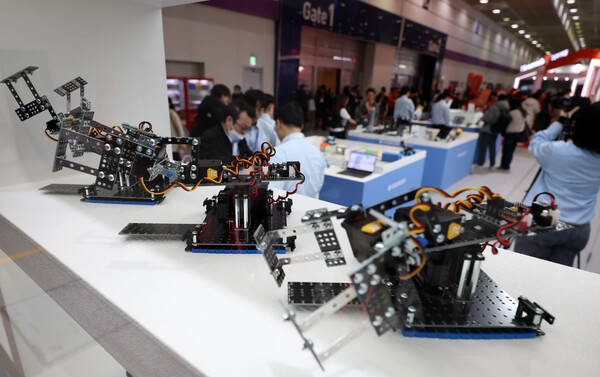 ▲ 서울 강남구 코엑스에서 열린 제23회 대한민국 교육박람회에서 코딩 로봇들이 전시되어 있다. /뉴시스