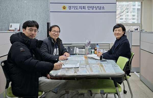 ▲ 안양시관계자 논의 가지는 이채명 의원.