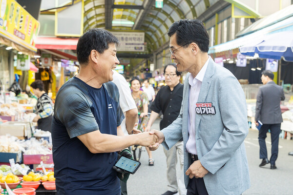 ▲ 지역 내 전통시장에서 소상공인과 소통하는 이기재 양천구청장.