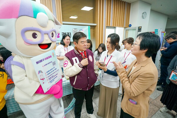 ▲ 2025년 자살예방사업 캠페인 직원 마음건강검진 현장 방문한 이필형 동대문구청장.