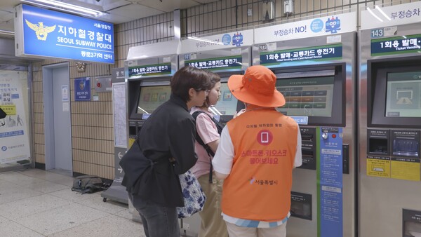 ▲ 디지털 안내사 활동 모습.