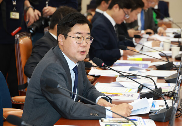 ▲ 박찬대 더불어민주당 의원이 28일 서울 여의도 국회에서 열린 정무위원회의 국가보훈부, 국무조정실 등 국정감사에서 질의하고 있다. /뉴시스