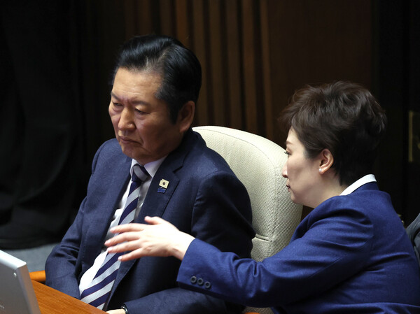 ▲ 더불어민주당 정청래 대표와 이언주 최고위원이 2일 오후 서울 여의도 국회에서 열린 제432회국회(임시회) 제1차 본회의에서 대화를 하고 있다. /뉴시스