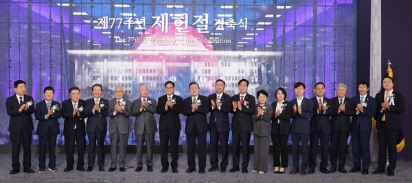 ▲ 우원식 국회의장, 정대철 헌정회장, 김병기 더불어민주당 당대표 직무대행 겸 원내대표, 송언석 국민의힘 비상대책위원장 겸 원내대표를 비롯한 참석자들이 17일 서울 여의도 국회에서 열린 제77주년 제헌절 기념식에서 기념촬영을 하고 있다. /뉴시스