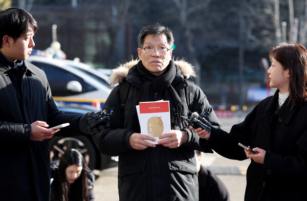 ▲ 일본군 위안부 피해자를 모욕하고 허위 사실을 유포한 혐의를 받는 김병헌 위안부법폐지국민행동 대표가 3일 서울 서초경찰서에 피의자 신분으로 출석하던 중 취재진의 질문에 답하고 있다. /뉴시스