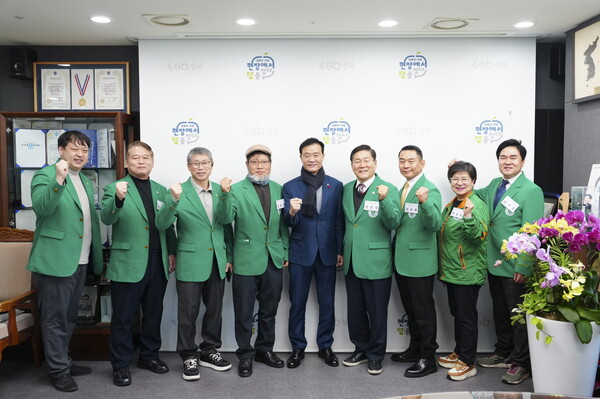 ▲ 이승로 성북구청장(가운데)과 관계자들이 기념 촬영을 하고 있다.