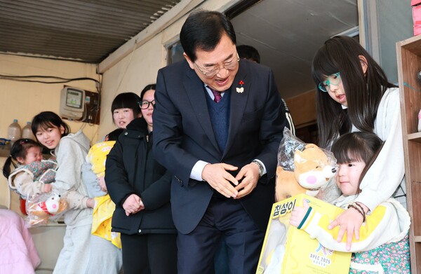 ▲ 주낙영 경주시장이 3일 효현동 일곱째 자녀 출산 가정을 방문해 아이에게 축하 선물을 전달하며 이야기를 나누고 있다.