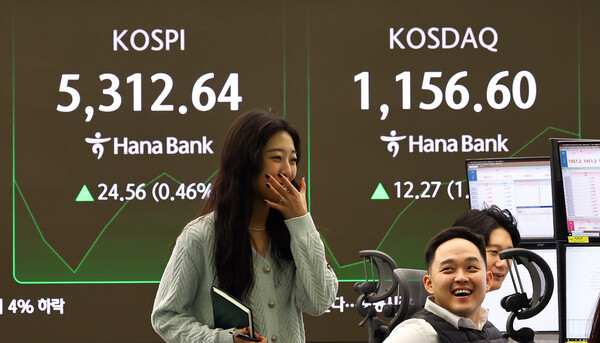 ▲ 서울 중구 하나은행 딜링룸에 코스피 시세가 보이고 있다. /뉴시스