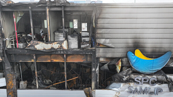 ▲ 경찰과 소방 등 관계자들이 4일 경기 시흥시 정왕동 SPC삼립 시화공장에서 합동 감식을 하고 있다. 불이 난 공장은 지난해 50대 근로자가 기계에 끼어 숨진 곳으로 대통령까지 직접 방문해 안전 대책을 주문했으나 1년도 채 되지 않아 대형 화재가 발생했다. /뉴시스