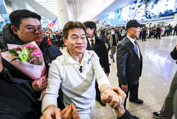 ▲ 미국에 체류 중인 것으로 알려진 전직 한국사 강사 전한길씨가 3일 인천국제공항을 통해 귀국하며 지지자들과 인사를 나누고 있다. /뉴시스