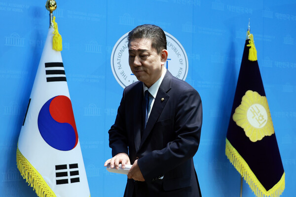 ▲ 김병기 전 더불어민주당 원내대표가 1월 19일 서울 여의도 국회 소통관에서 기자회견을 마친 뒤 퇴장하고 있다. /뉴시스