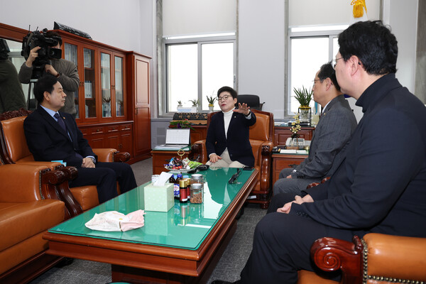 ▲ 임이자 재정경제기획위원장과 면담 나누는 구윤철 경제부총리. /뉴시스