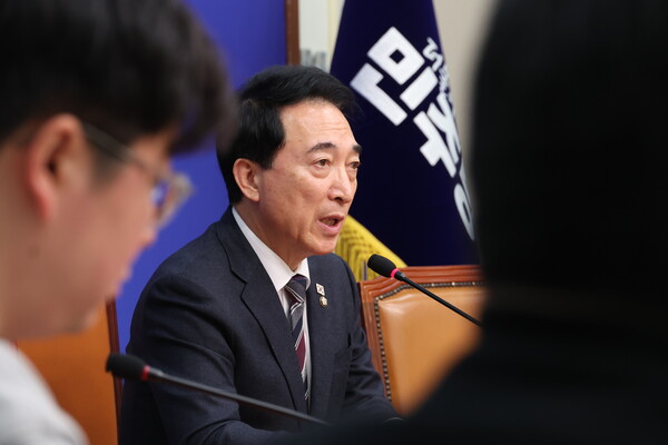 ▲ 박수현 더불어민주당 수석대변인이 취재진의 질문에 답변하고 있다. /뉴시스