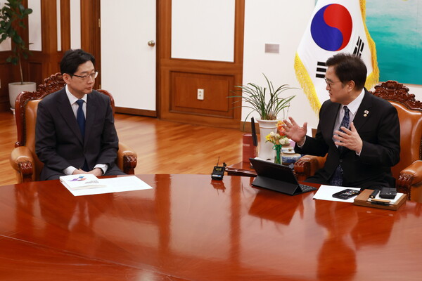 ▲ 우원식 국회의장과 김경수 지방시대위원장이 4일 서울 여의도 국회에서 만나 대화를 하고 있다. /뉴시스