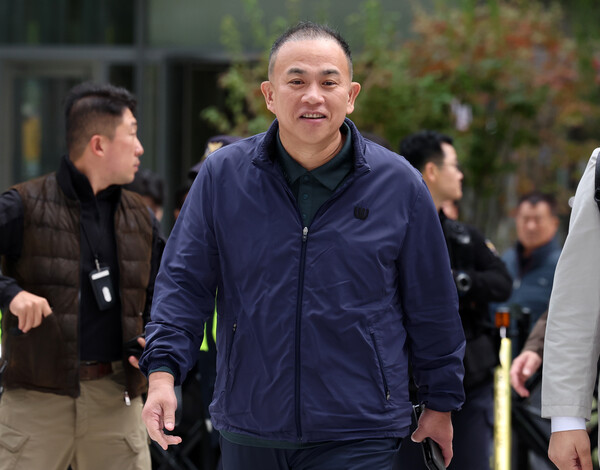 ▲ 명태균 씨가 지난해 11월 8일 오전 서울 종로구 KT광화문 웨스트빌딩에 마련된 김건희 여사 관련 의혹을 수사하는 민중기 특별검사 사무실에서 진행되는 소환조사에 출석하고 있다. /뉴시스