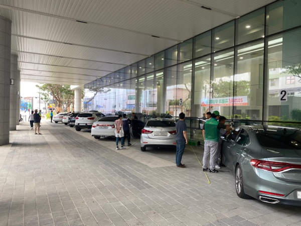 ▲ 지난해 8월, 동작구청 지하주차장 옆 1층 필로티에서 구민들이 자동차 무상점검을 받고 있다.