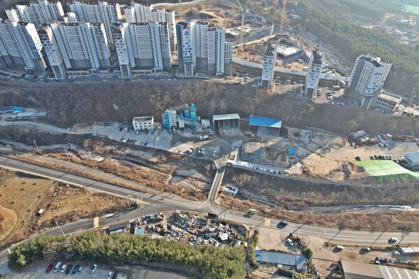 ▲ 주거지역과 인접해 수십 년간 소음과 비산먼지 민원이 이어졌던 외동읍 레미콘 공장 전경. 다음달부터 철거에 들어간다.