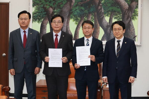 ▲ 한병도 더불어민주당 원내대표와 송언석 국민의힘 원내대표가 4일 오후 서울 여의도 국회에서 대미투자특별법 처리 관련 합의문을 발표하고 기념 촬영을 하고 있다. /뉴시스