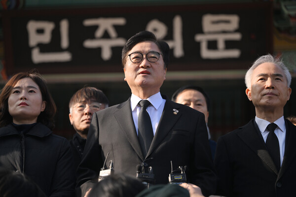 ▲ 민주의 문 앞에 선 우원식 국회의장. /뉴시스