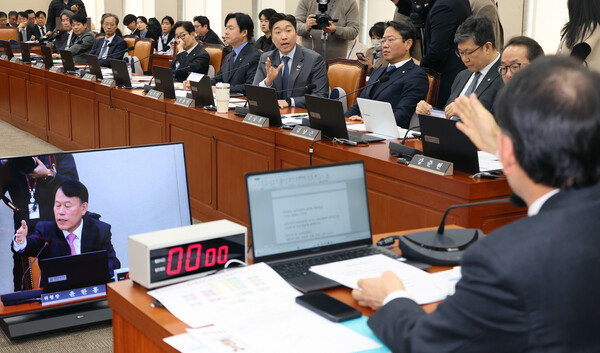 ▲ 국정감사 증인 고발 두고 설전하는 여야 정무위. /뉴시스