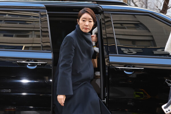 ▲ 공천헌금 1억원을 수수한 혐의를 받는 강선우 무소속 의원이 2차 경찰 조사를 받기 위해 3일 오전 서울 마포구 서울경찰청 광역수사단 공공범죄수사대로 출석하고 있다. /뉴시스