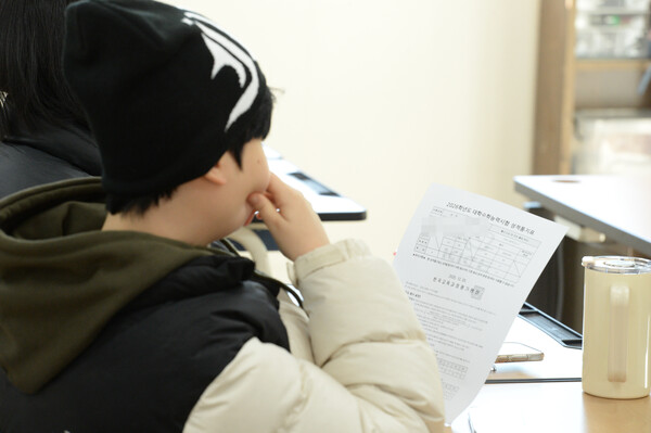 ▲ 지난해 12월 5일 울산 중구 다운고등학교에서 수험생들이 수능 성적표를 확인하는 모습. /뉴시스